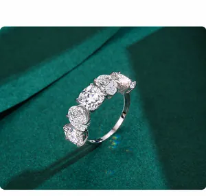 Primer plano de anillo de plata S925 con cinco piedras brillantes de corte variado