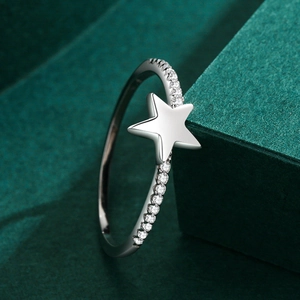 Bague étoile élégante en argent S925 avec pavé de diamants sur présentoir vert