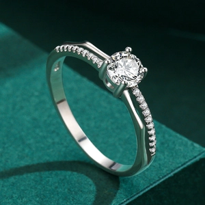 Bague en argent S925 avec serti quatre griffes et diamants sur écrin vert foncé