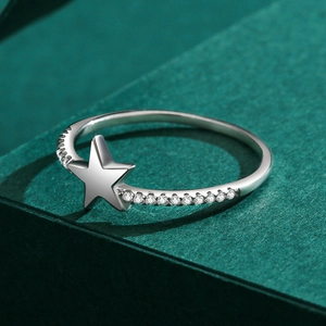 Bague étoile en argent sterling S925 avec zircons micro-pavés sur fond vert foncé