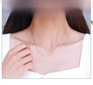 Elegant s925 silver necklace with pearls in a smile shape on a model neck