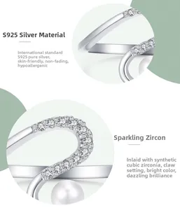 Vue détaillée de la bague serpent en argent S925 avec zircons et perle ronde