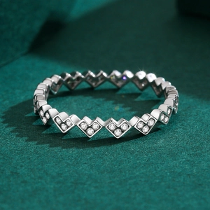 Elegant s925 sterling silver heart-shaped eternity ring featuring shimmering round diamonds