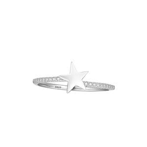 Bague étoile minimaliste en argent sterling S925 avec zircons sur fond blanc pur