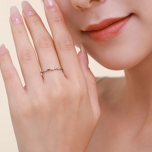 Elegant s925 silver ring with curved micro-inlaid diamonds worn by model