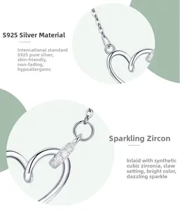Détail macro du pendentif cœur en argent S925 avec pierres de zircone serties à griffes