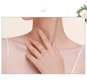 Détail d'une bague en argent 925 avec zircon carré portée sur un doigt de femme