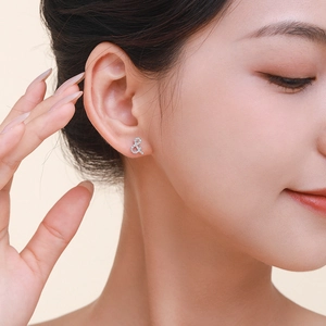 Boucles d'oreilles minimalistes en argent 925 forme esperluette avec pavé de zircones