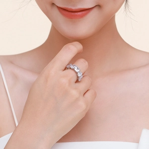 Anillo de lujo en plata de ley S925 con brillantes circonitas de corte pera