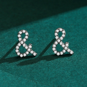 Boucles d'oreilles puces élégantes en argent 925 avec symbole esperluette et zircon