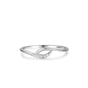 Elegant S925 sterling silver crisscross ring featuring five sparkling round cubic zirconia
