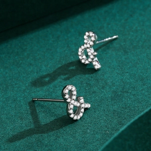 Puces d'oreilles minimalistes en argent S925 avec pendentif esperluette et oxydes