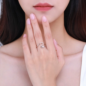 Bague serpent élégante en argent S925 avec perle et zircons portée sur le doigt