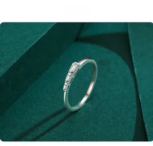 Vue macro d'une bague en argent sertie de trois pierres taille baguette sur anneau poli