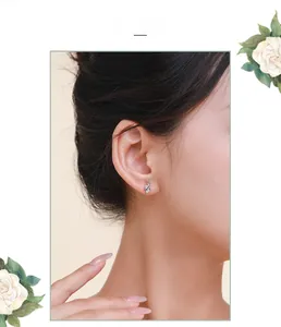 Gros plan de boucles d'oreilles lapin en argent avec zircone sur un mannequin