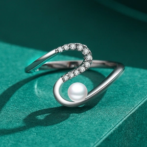 Bague serpent élégante en argent S925 avec perle blanche ronde et zircons micro-pave