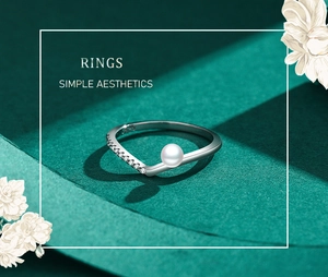 Dettaglio del marchio S925 e della perla lucida su un raffinato anello in argento