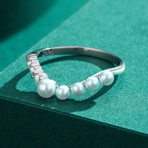 Elegant S925 sterling silver V-shaped ring with white pearls and sparkling cubic zirconia
