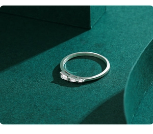 Détail d'une bague en argent 925 avec trois zircons carrés taille baguette sertis avec soin