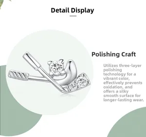 Détail de boucles d'oreilles crosse de hockey en argent S925 avec zircons brillants