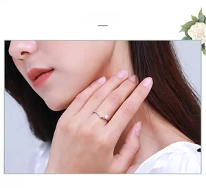 Dettaglio di un anello a V in argento S925 con perla bianca e decorazione in zirconi