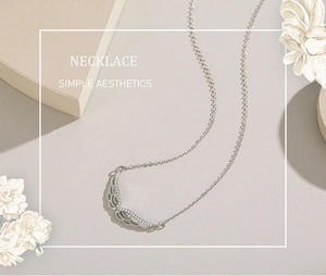 Nahaufnahme der S925 Sterling Silber Engelsflügel Halskette mit funkelndem Zirkonia-Besatz