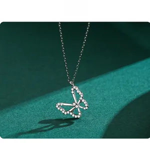 Detailansicht der silbernen Schmetterlingskette mit Zirkonia-Besatz und feiner Gliederkette
