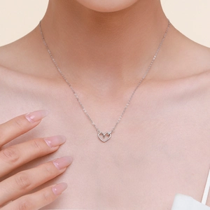 Collier en argent sterling S925 avec pendentif cœur ajouré porté sur la clavicule
