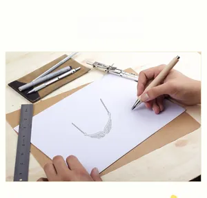Detaillierte Designskizze einer Engelsflügel-Halskette aus Sterlingsilber auf Holztisch