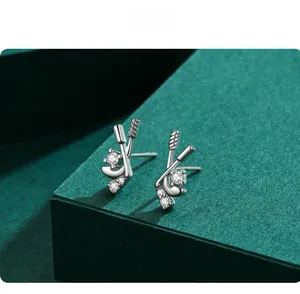 Détail de boucles d'oreilles bâton de hockey en argent S925 avec pierres de zircone