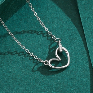 Collier minimaliste en argent S925 avec pendentif cœur ajouré et zircons sur fond sombre