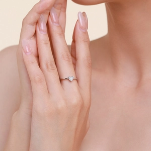 Elegant s925 sterling silver heart ring with sparkling cubic zirconia for women