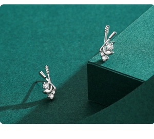 Gros plan détaillé des boucles d'oreilles club de golf en argent s925 avec zircons