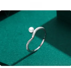 Macro di anello in argento S925 con perla bianca e pavé di pietre di zirconia scintillanti