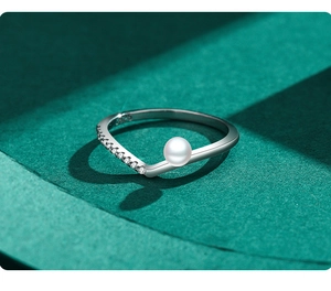 Dettaglio macro di un anello in argento S925 con perla bianca e zirconi scintillanti