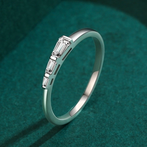 Bague minimaliste en argent S925 avec trois diamants baguette sur fond de velours