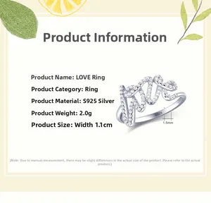 Dettaglio macro dell'anello LOVE in argento S925 con larghezza 1,1 cm e peso di 2,0 g