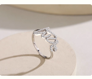 Dettaglio dell'anello in argento S925 con zirconi incastonati sulla scritta Love