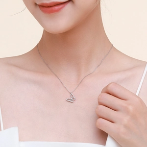 Elegante S925 Sterlingsilber Schmetterlingskette mit Zirkonia am Modell getragen