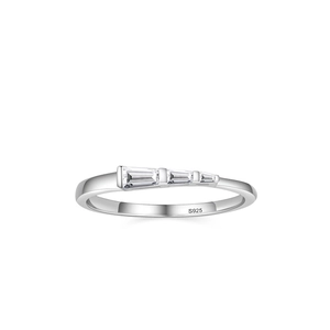 Bague minimaliste en argent S925 sertie de trois zircons cubiques clairs coupe baguette