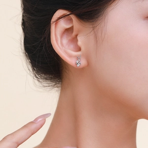 Boucles d'oreilles minimalistes en argent S925 en forme de hockey avec cristaux brillants