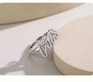 Macro dell'anello Love in argento con delicata incastonatura in micro-pave di zirconi