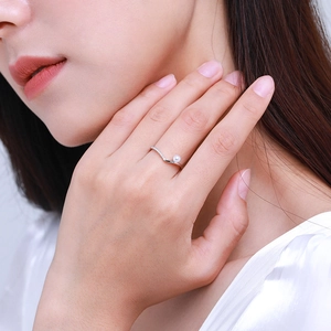 Elegante anello in argento sterling s925 a forma di V con perla e zirconi