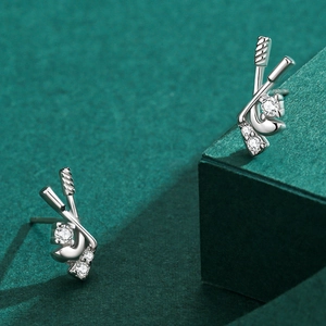 Boucles d'oreilles clous en argent S925 forme bâton de hockey avec zircons blancs brillants
