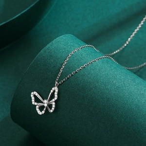 Funkelnde S925 Sterling Silber Schmetterling Kette mit Zirkonia auf grünem Samt Display