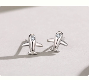 Détail macro de puces d'oreilles avion en argent S925 avec incrustation de zircon