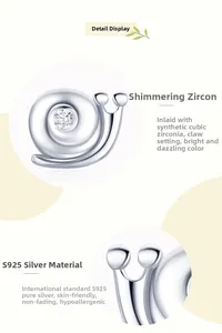 Makroaufnahme der S925 Sterling Silber Schnecken Ohrstecker mit Zirkonia-Verzierung