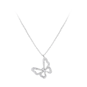 Elegante Schmetterlingshalskette aus S925 Sterlingsilber mit Zirkonia auf weißem Hintergrund