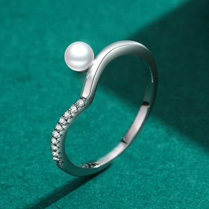 Elegante anello ondulato in argento sterling S925 con perla bianca e micro pavé di zirconi