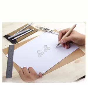 Vista dettagliata degli schizzi di orecchini geometrici con strumenti da disegno